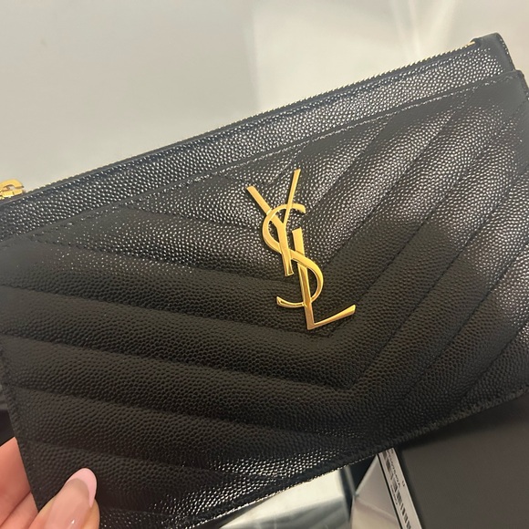 SAINT LAURENT monogramme quilted texture, leather pouch. - Picture 2 of 4